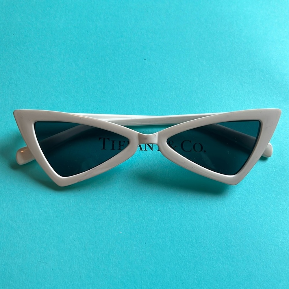 cat-eyed sunglasses